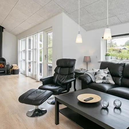 10 Person In Logstor-by Traum *