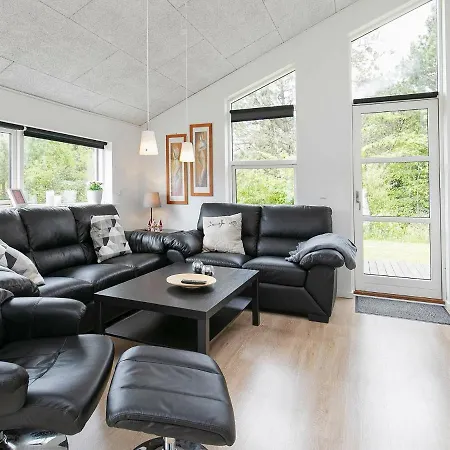 10 Person In Logstor-by Traum