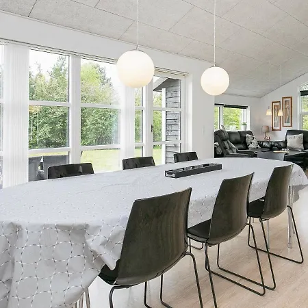 10 Person In Logstor-by Traum Trend